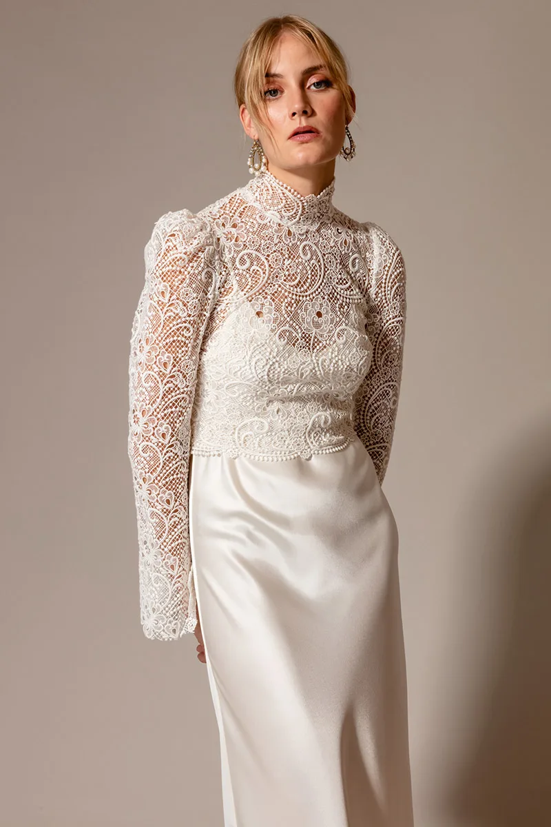 Abito da sposa in pizzo della collezione Juliet, atelier Idea Sposa Couture a Torino